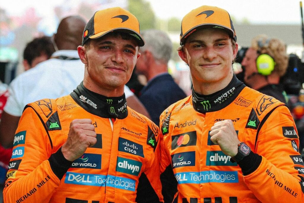 Lando Norris (i) y Oscar Piastri, pilotos de McLaren, son el sublíder y el líder del campeonato de pilotos de la Fórmula 1.