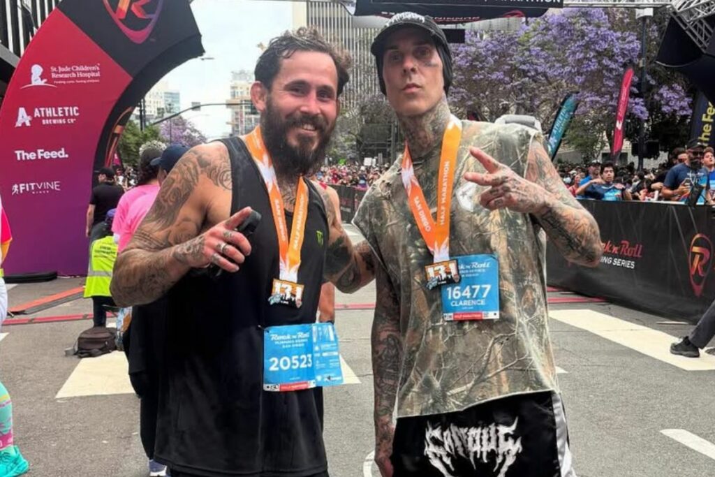 Marlon 'Chito' Vera junto a Travis Barker, baterista de Blink-182.