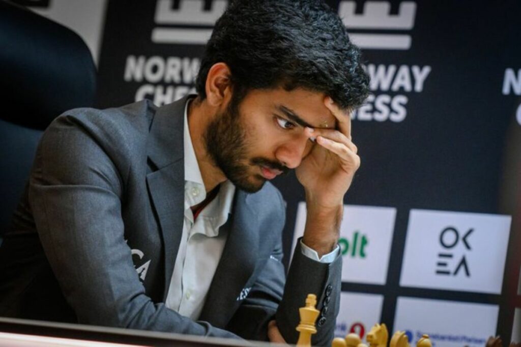 Dommaraju Gukesh, conocido como Gukes D, durante su partida contra Magnus Carlsen.