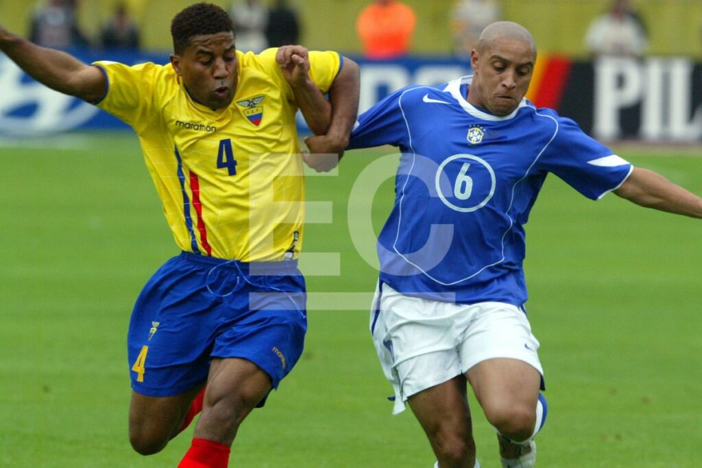 Ulises de la Cruz enfrentando a Roberto Carlos en un Ecuador vs. Brasil en 2004.