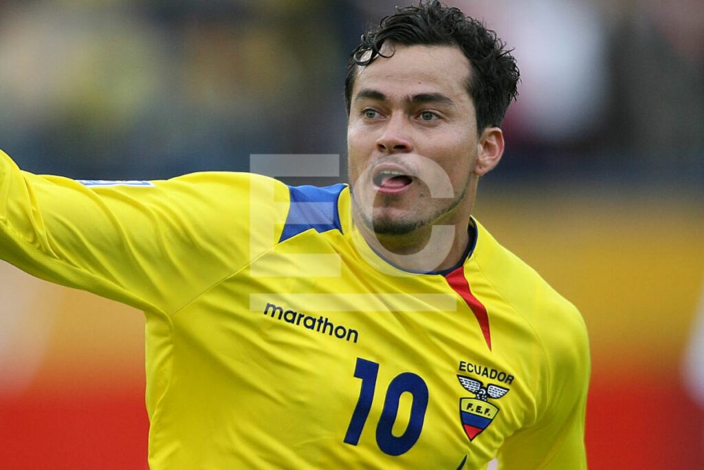 Jaime Iván Kaviedes en un partido entre Ecuador y Perú por las eliminatorias Sudamericanas rumbo al Mundial 2010.
