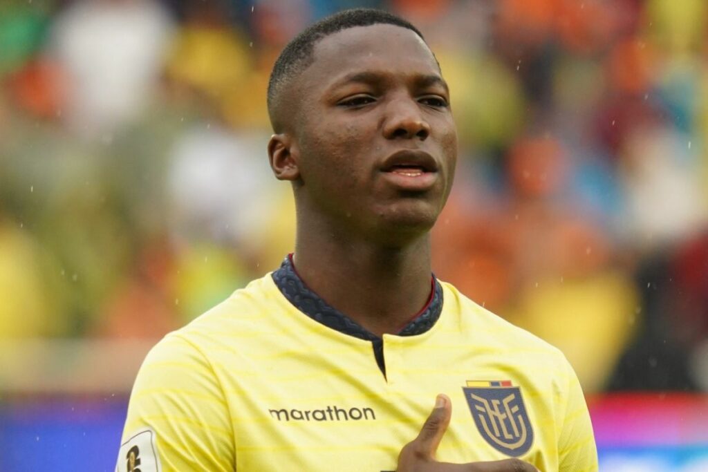 Moisés Caicedo fue uno de los capitanes de Ecuador en las eliminatorias Sudamericanas 2026.