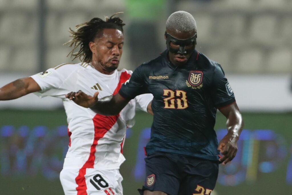 Moisés Caicedo (d.) disputando la posesión contra André Carillo en el Ecuador vs. Perú por eliminatorias.