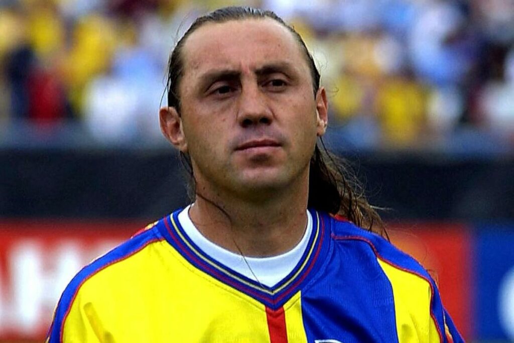 Alex Aguinaga vistiendo la camiseta de la Selección de Ecuador.