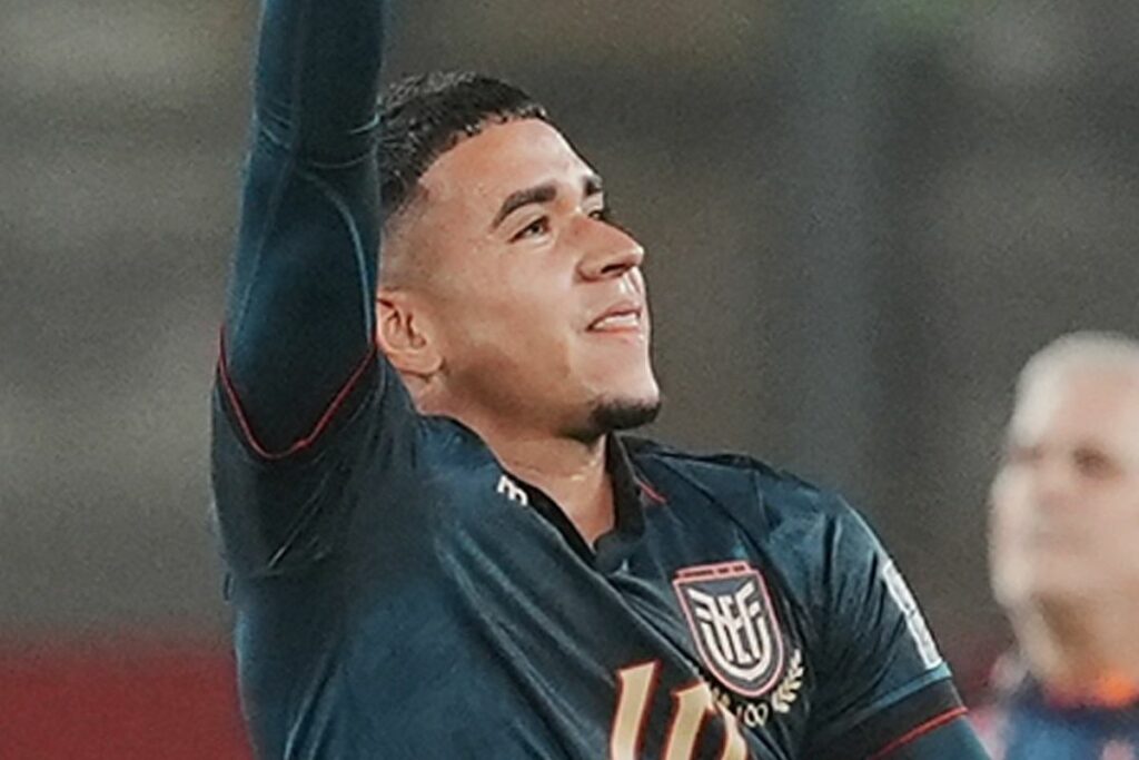 Kendry Páez en un partido con la Selección de Ecuador.