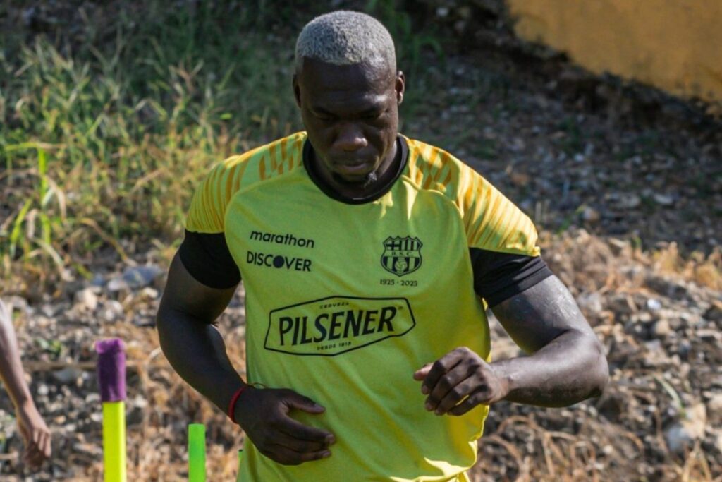 Felipe Caicedo en un entrenamiento con Barcelona SC.