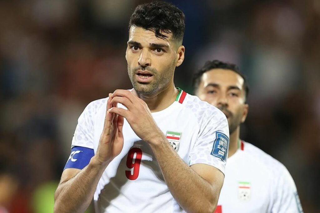 Mehdi Taremi en un partido con la Selección de Irán.