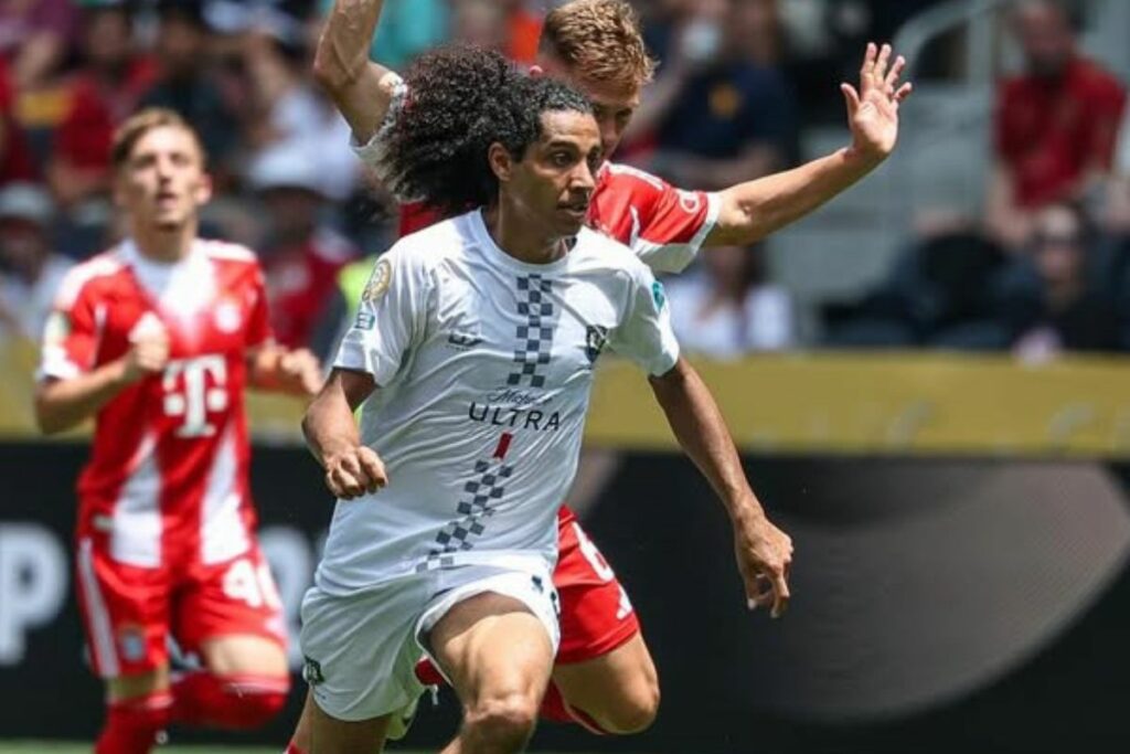Dylan Manickum, la figura del Auckland City, enfrentando al Bayern Múnich en el Mundial de Clubes.
