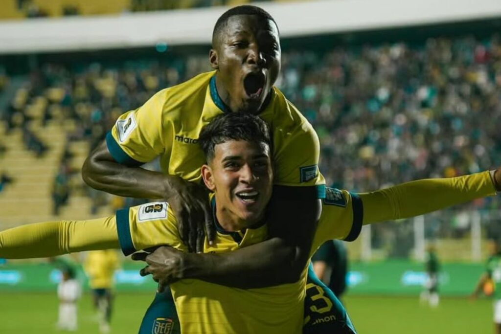 Kendry Páez y Moisés Caicedo en un partido con la Selección de Ecuador.