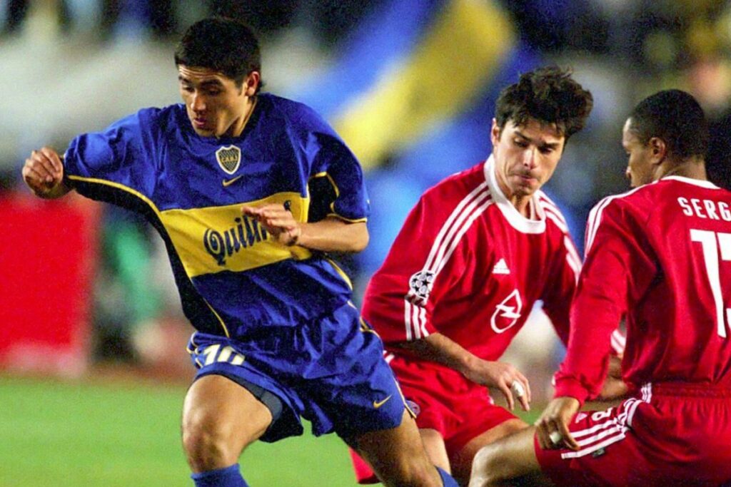 Juan Roman Riquelme, con Boca Juniors, enfrentando al Bayern Múnich en la Intercontinental 2001.