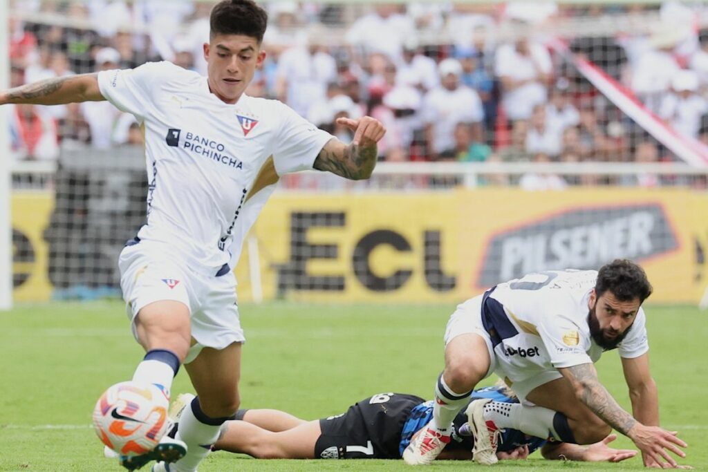 Gabriel Villamil en un partido con Liga de Quito en la Liga Pro 2025. 