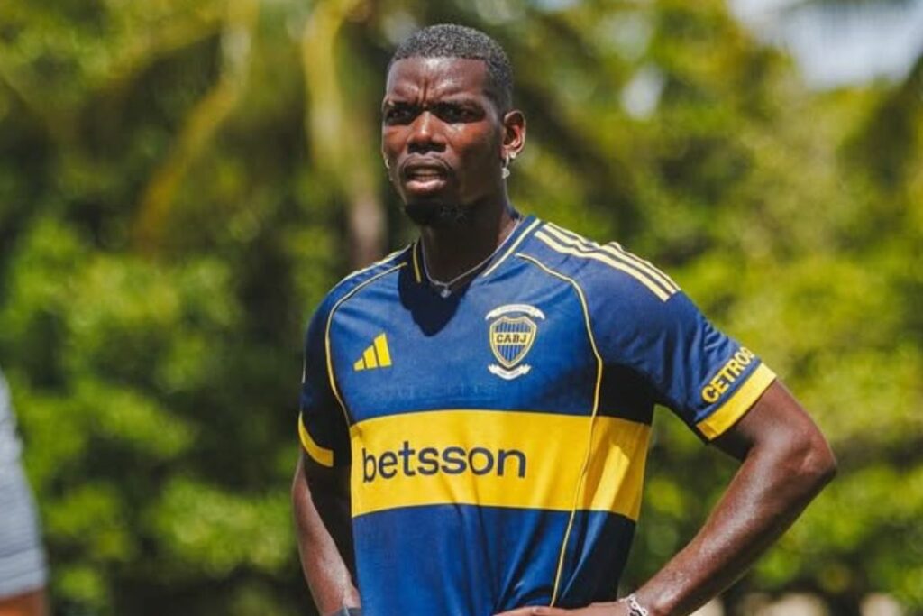 Paul Pogba jugando un partido con amigos con la camiseta de Boca Juniors.