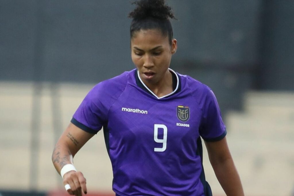 Nayely Bolaños en un partido amistoso con la Selección de Ecuador Femenina.
