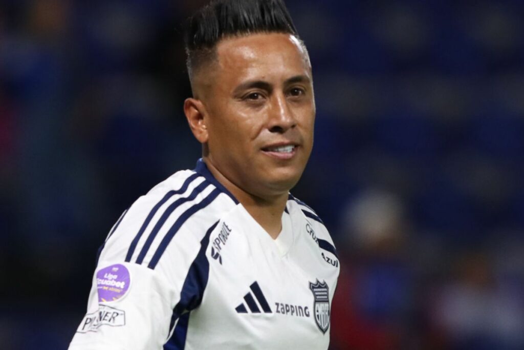 Christian Cueva en un partido con Emelec en la Liga Pro.
