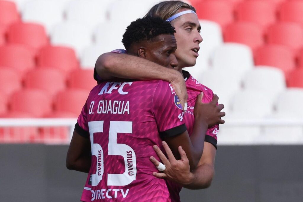 Darwin Guagua y Claudio Spinelli celebrando un gol con Independiente del Valle en la Liga Pro.