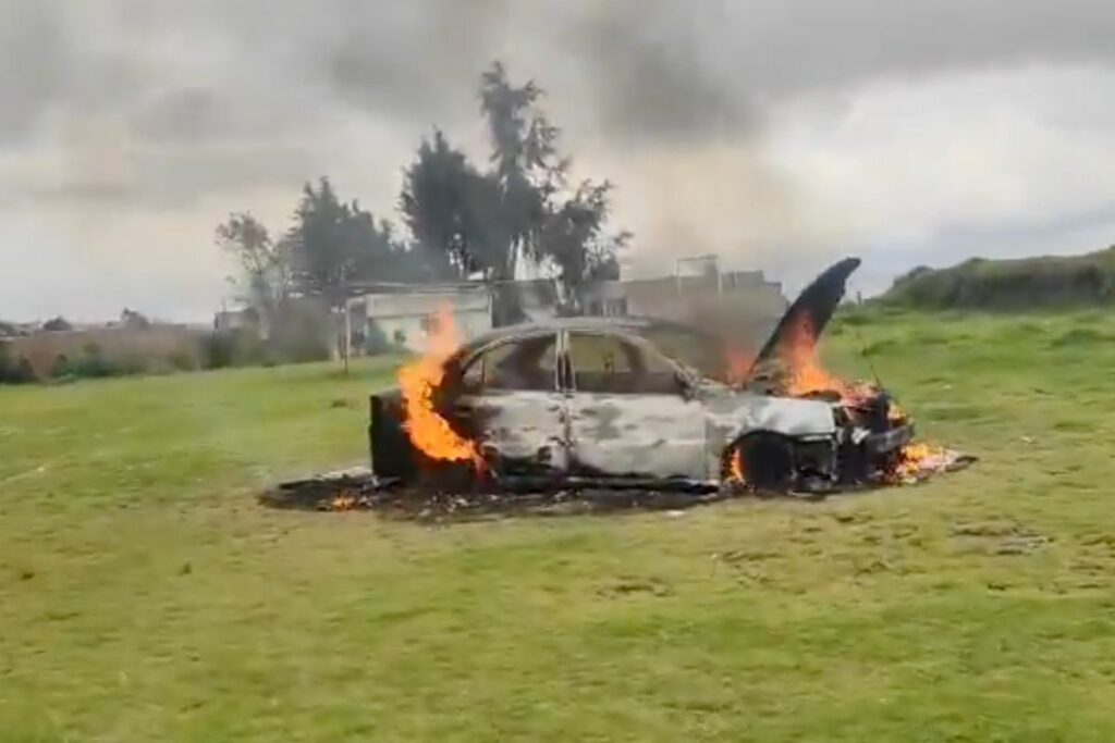 El auto en el que se movilizaba la pareja que linchada fue quemado.