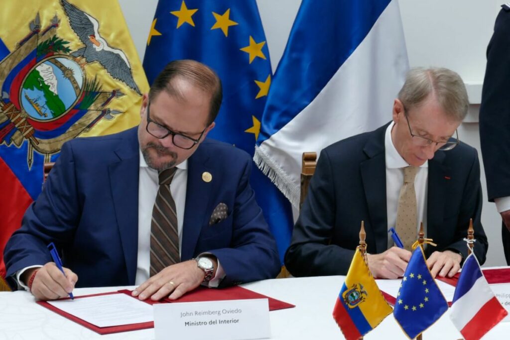 Autoridades de Ecuador y Francia durante entrega de donaciones a la Policía.