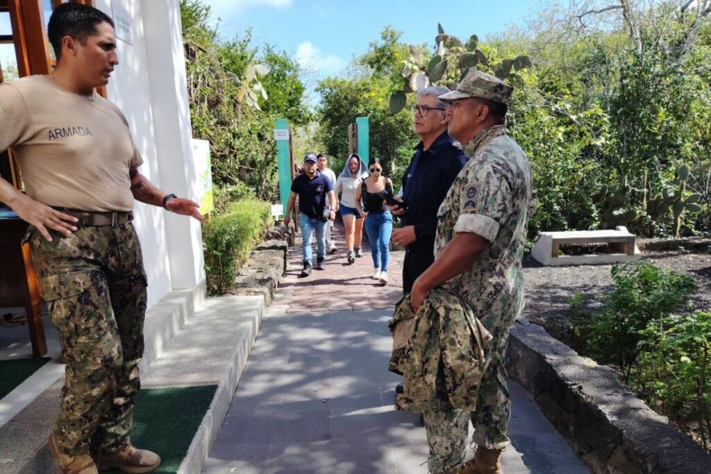 Personal de la Armada durante el rescate de 28 personas en Tortuga Bay, Galápagos.