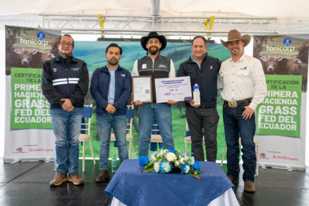 Rommel Betancourt, coordinador General de Inocuidad de Alimentos de Agrocalidad; Jorge Baño, subsecretario de Producción Pecuaria del Ministerio de Agricultura y Ganadería; Javier Zúñiga, gerente de la Hacienda Monte Carmelo; Alfredo Rodríguez, director de Marketing y Estrategia Comercial de Tonicorp; y, Carlos Garza, director Técnico y de Cadena de Suministro de Tonicorp. Cortesía