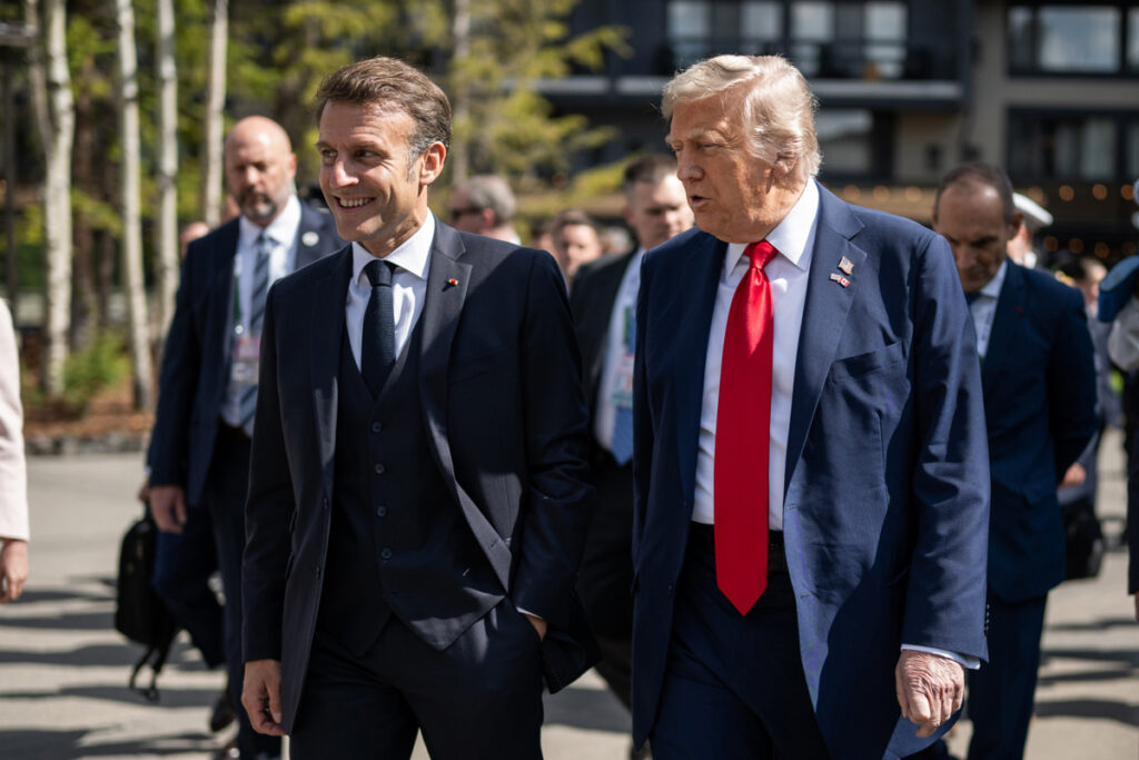 Fotografía cedida por La Casa Blanca donde aparece el presidente estadounidense, Donald Trump (d), y su homológo francés, Emmanuel Macron.