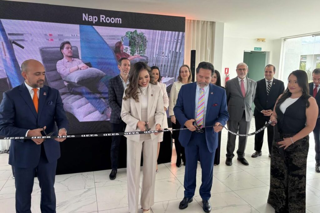 Las autoridades de la Universidad Espíritu Santo, Isidro Fierro (i), rector, Ana Changuín, directora de la oficina de Quito, y Carlos Ortega Maldonado, canciller, cortan la cinta que inaugura la representación en Quito.