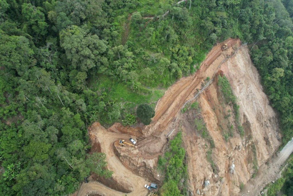 La vía Alóag-Santo Domingo se encuentra habilitada en un solo carril en el km 83.