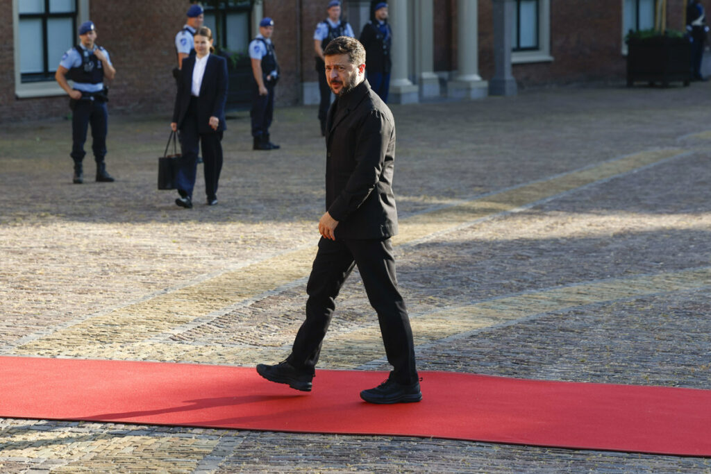 El presidente de Ucrania, Volodimir Zelenski, a su llegada a una cena de trabajo ofrecida por los monarcas neerlandeses en el marco de la Cumbre de la OTAN.
