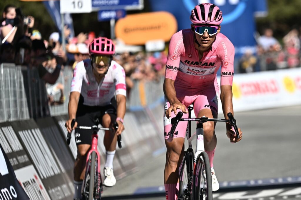 Richard Carapaz (izq.) persigue a Isaac del Toro en el Giro de Italia.