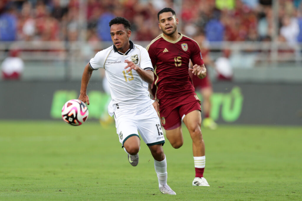 Moisés Paniagua de la Selección de Bolivia protege un balón ante un rival de Venezuela.