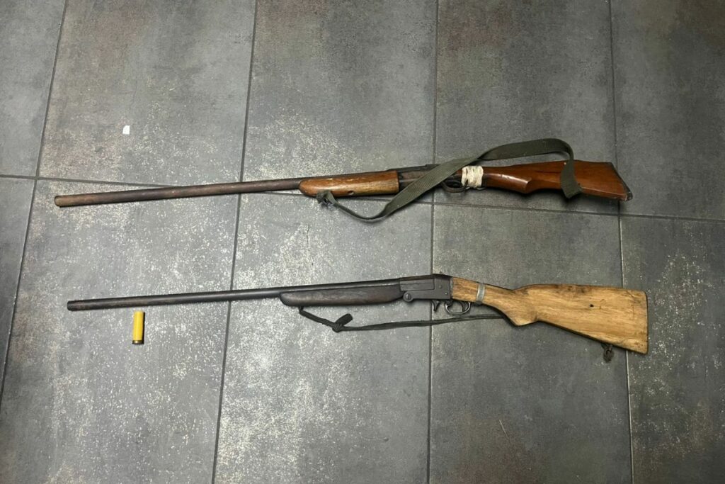 La Policía informó que el adolescente aislado guardaba armas.