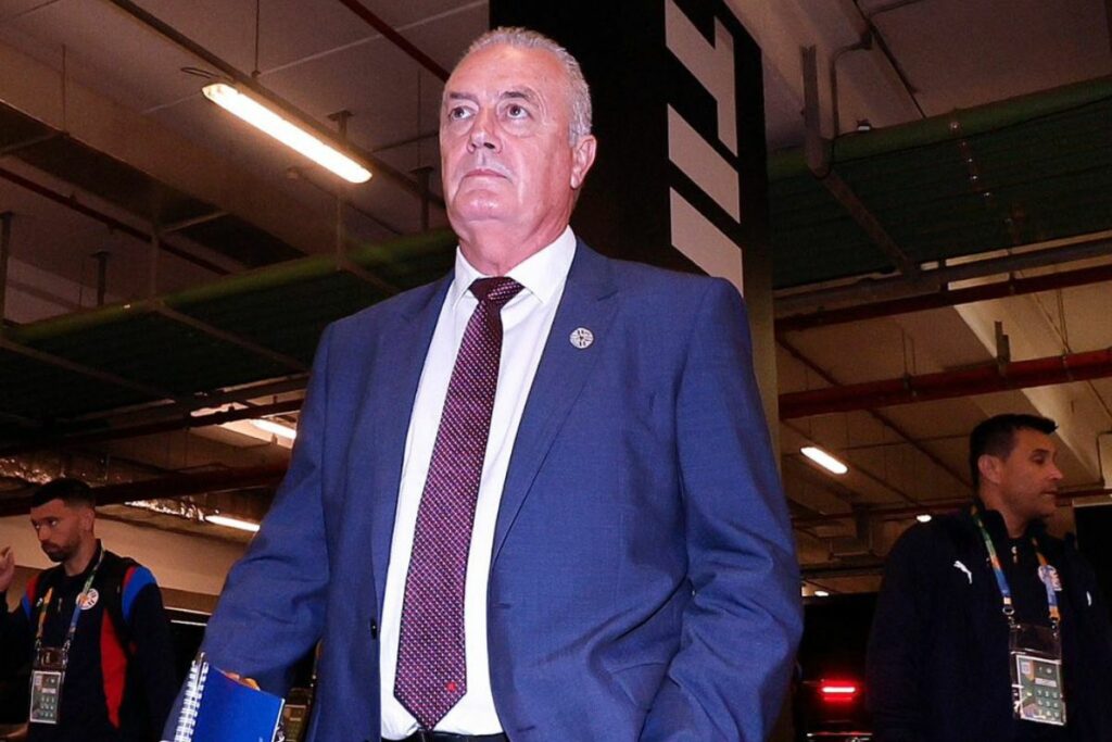 Gustavo Alfaro como entrenador de la Selección de Paraguay en las eliminatorias al Mundial 2026.