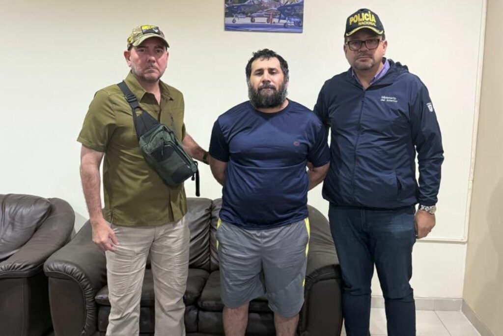 Los Ministros de Defensa y del Interior con el capturado, Adolfo Macías, alias Fito