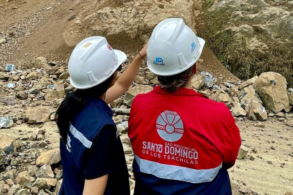 En el talud del kilómetro 83 de la vía Alóag-Santo Domingo se realizaron trabajos.