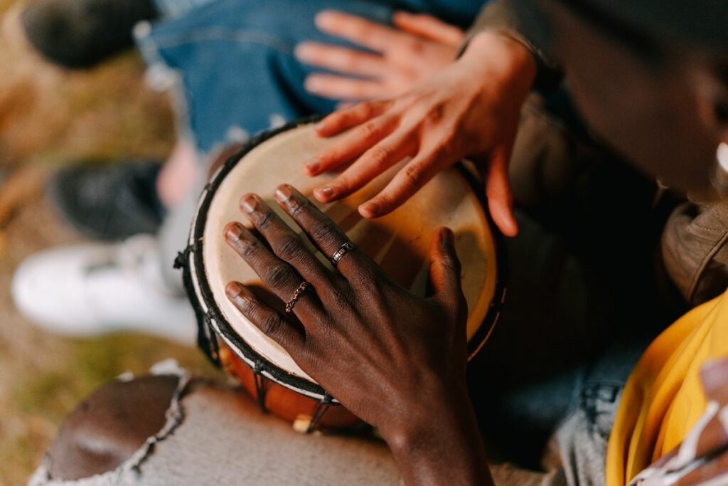 Mikel tocaba la percusión. Soñaba con ser un músico profesional