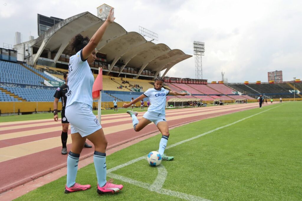 Imagen de la parte interna del Estadio Olímpico Atahualpa en un partido de la Superliga Femenina 2025.