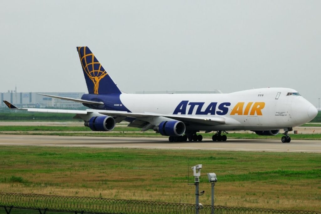 El avión despegó desde Quito y debía aterrizar en Miami; sin embargo, tuvo que desviarse a Guayaquil