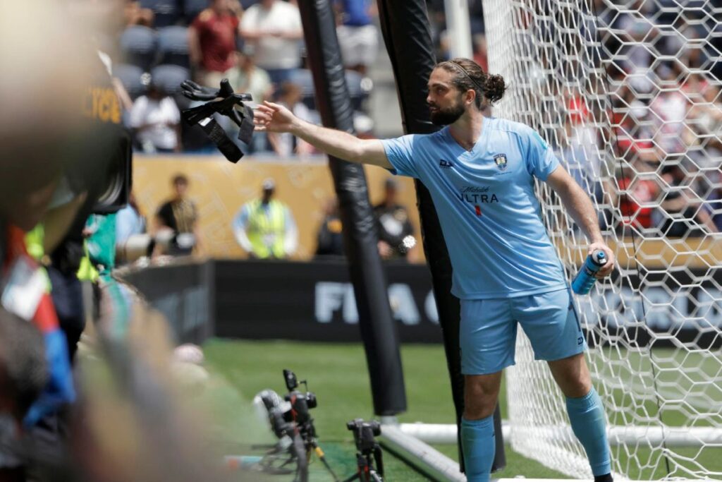 Conor Tracey de Auckland lanza sus guantes a un aficionado en el partido del Mundial de Clubes entre el Bayern Munich y Auckland City en el estadio TQL de Cincinnati, Ohio.