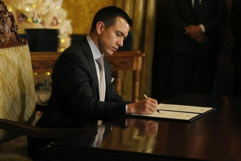 El presidente Daniel Noboa suscribió un nuevo decreto para ajustar la compra de autos de alta gama y seguros