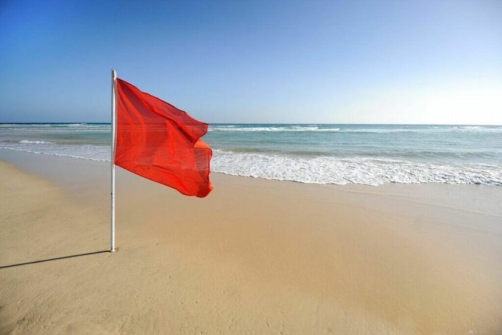 25 playas de Ecuador tienen bandera roja durante este fin de semana,