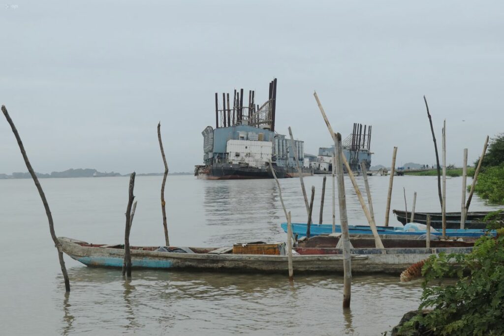 La barcaza Murat Powership Emre Bey tenía un contrato de 200 días para operar en Ecuador.