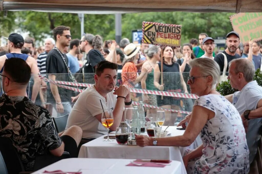Varios turistas sentados en la terraza en Barcelona.