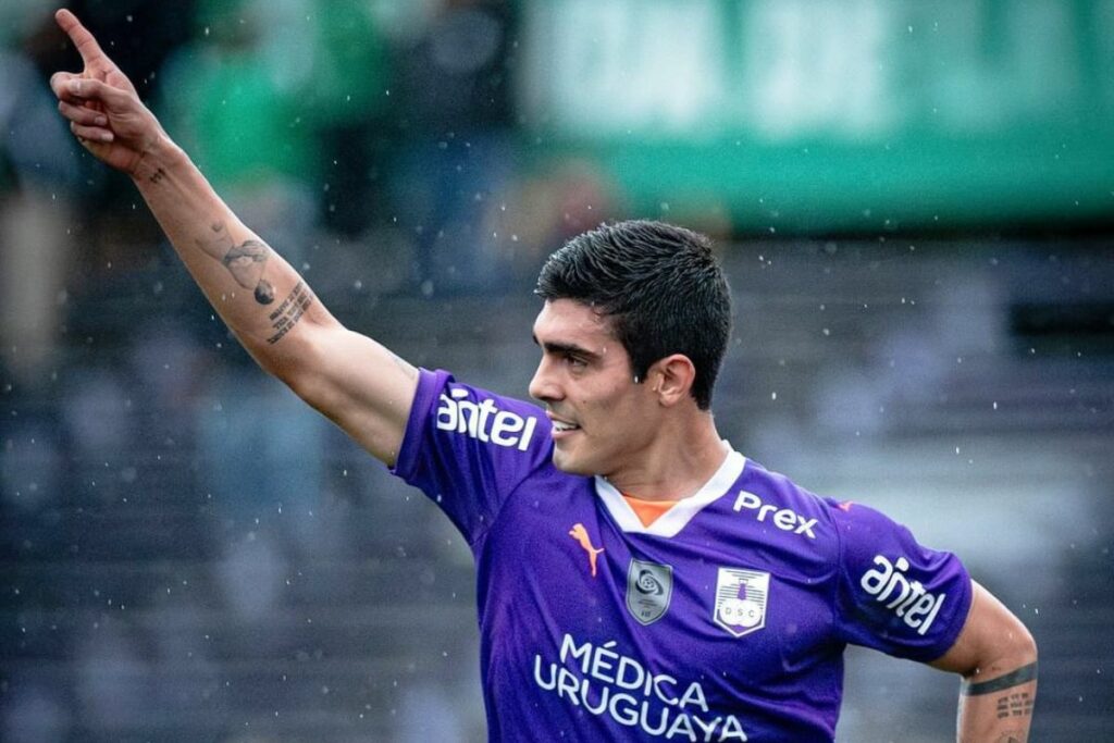 Alfonso Barco celebra un gol con la camiseta de Defensor Sporting.