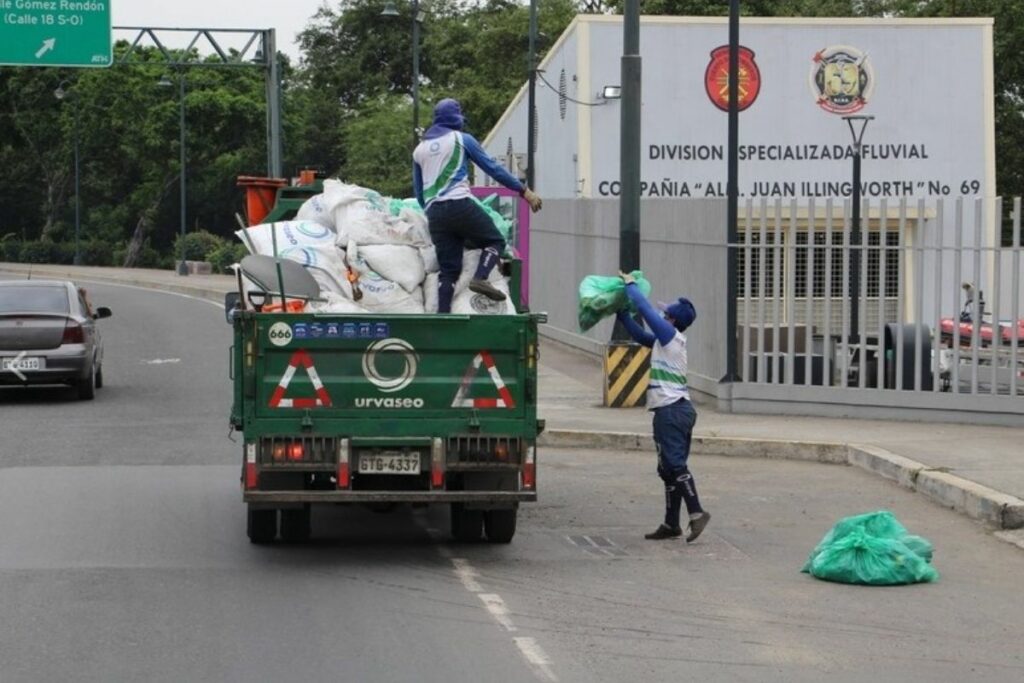 Urvaseo es la empresa a cargo de recoger la basura en Guayaquil
