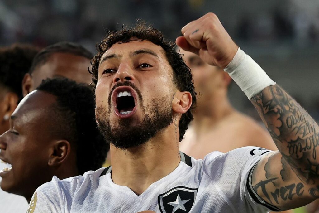 Alex Telles, jugador del Botafogo de Brasil celebra el triunfo ante el PSG en el Mundial de Clubes 2025.