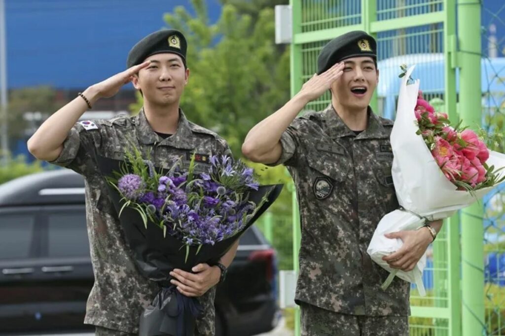 RM y V de BTS tras terminar con el servicio militar luego de 18 meses
