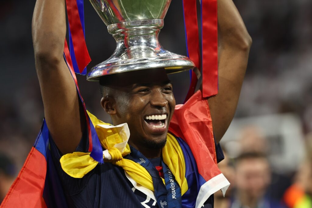 Willian Pacho celebra el título de la UEFA Champions League.