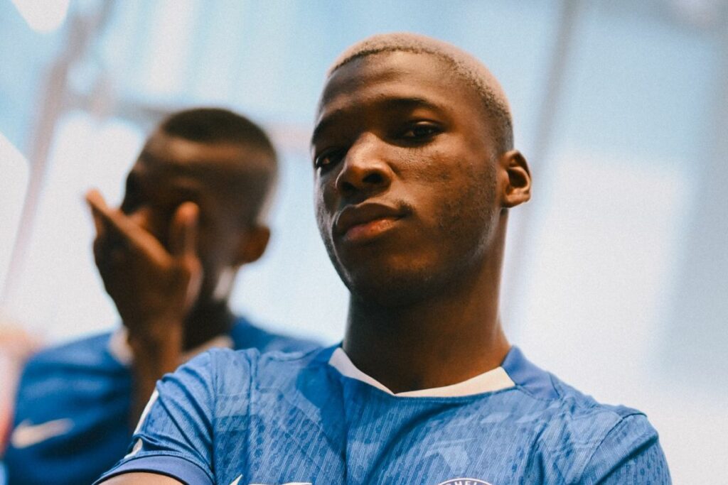 Moisés Caicedo en la sesión de fotos en la previa del Mundial de Clubes 2025.