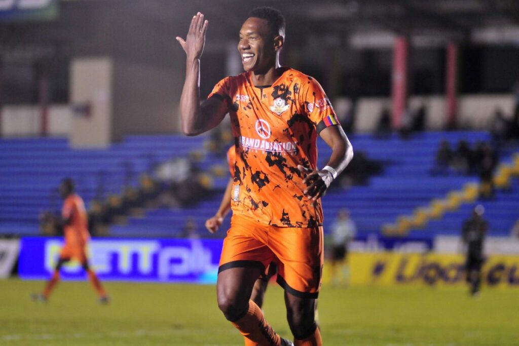 Eber Caicedo celebra uno de los tres goles marcados con Libertad en la Liga Pro 2025.
