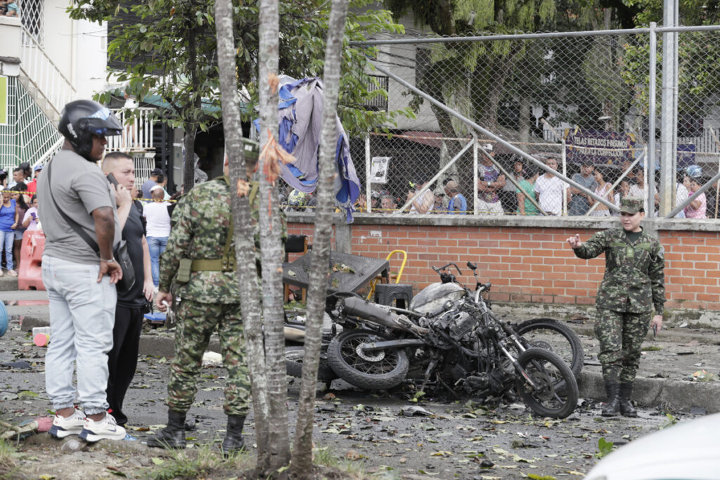 Integrantes del ejército recorren los alrededores de la estación de policía del barrio Meléndez donde ocurrió un atentado este martes, al sur de Cali (Colombia)