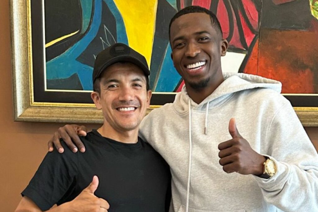 Richard Carapaz (i) y Willian Pacho en el Aeropuerto Internacional Mariscal Sucre de Quito.